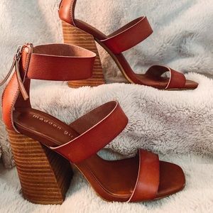 High heeled sandal- zipper back